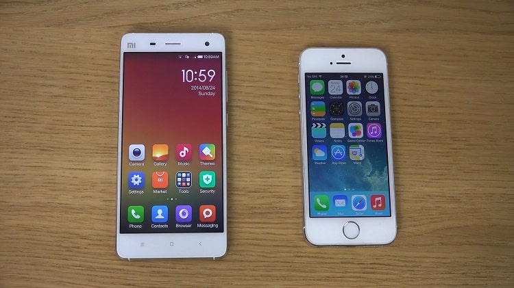 Bên trái là màn hình có kính đi liền cảm ứng Mi 4, còn bên phải là iPhone 5s kính đi riêng màn cảm ứng